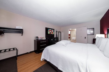 Deluxe Room, 1 King Bed, Accessible (Smoke Free)