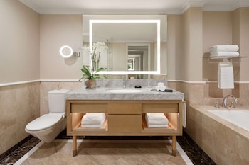 Ambassador Suite, Club Lounge Access (High Floor)