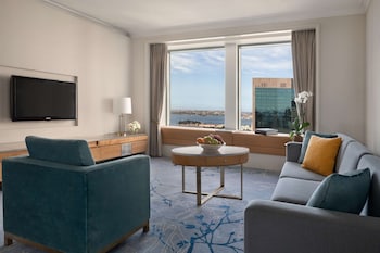 Ambassador Suite, Club Lounge Access (High Floor)