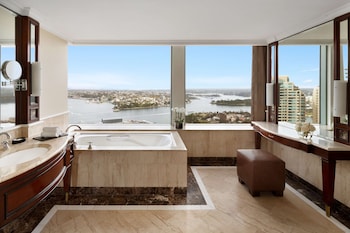 Executive Sydney Harbour Suite 1 King, Club Lounge Access (High Floor)