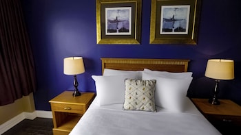 Room, 1 Queen Bed, Refrigerator & Microwave