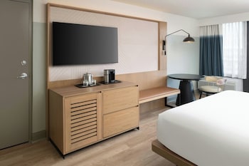 Room, 1 King Bed, Pool View