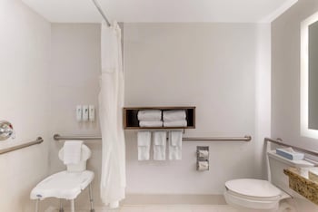 Room, 2 Queen Beds, Accessible, Non Smoking (Roll-in Shower)