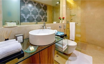 Junior Suite, Executive Lounge Access, Pool View