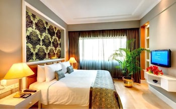 Junior Suite, Executive Lounge Access, Pool View
