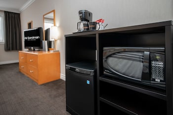 Standard Room, 2 Queen Beds (Monashee Building)