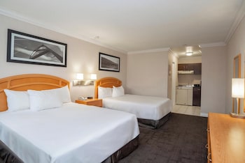 Studio, 2 Queen Beds, Kitchen (Monashee Building)