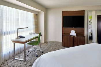 Club Room, 1 King Bed, Corner (Mobility/Hearing Accessible, Tub)