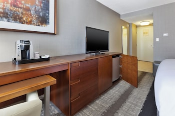 Standard Room, 1 King Bed, Roll-in Shower (Communications, Roll-In Shower)