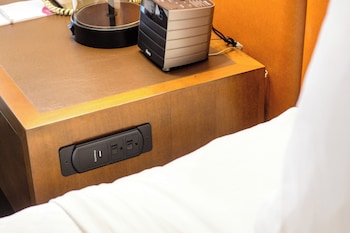 Premium Room, 1 King Bed, Accessible Bathtub (Communications, Accessible Tub)