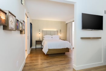 Suite, 1 Queen Bed with Sofa bed, Balcony