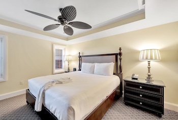 Room, 1 King Bed (Essential Interior)
