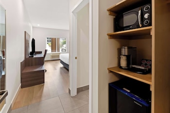 Standard Room, 1 King Bed, Non Smoking (Walk-in Shower)