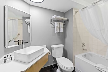 Executive Suite, 1 King Bed, Non Smoking (Living Room)