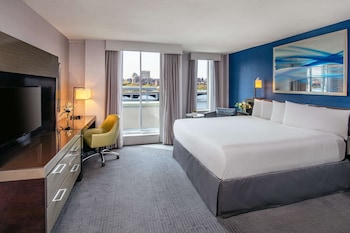Suite, 1 King Bed (Royal One Bedroom - Accessible)