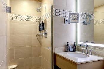 Standard Room, 1 Queen Bed, River View (East Tower)