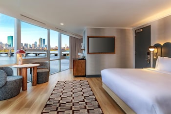 Deluxe Room, 1 King Bed, River View (East Tower)