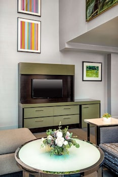 Suite, 1 King Bed (Royal One Bedroom - Accessible)