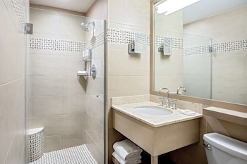Standard Room, 1 Queen Bed, River View (East Tower)