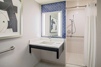 Room, 1 King Bed, Accessible, City View (Hearing, Bathtub)