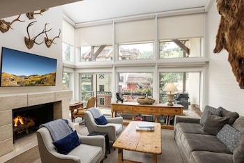 Signature Condo, Fireplace (Montaneros 410)