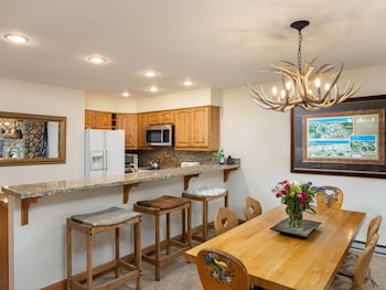 Premier Condo, Fireplace (Montaneros 308)