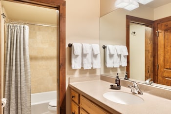 Premier Condo, Fireplace (Montaneros 317)