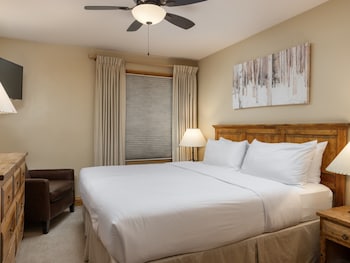 Signature Condo, Fireplace (Montaneros 312)