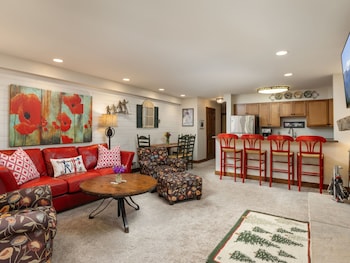 Premier Room, Fireplace (Montaneros 211)