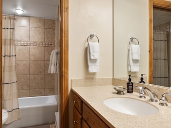 Premier Condo, Fireplace (Montaneros 308)