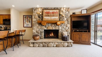 Premier Condo, Fireplace (Montaneros 217)