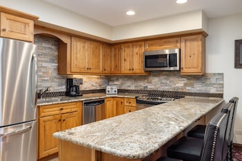 Signature Condo, Fireplace (Montaneros 420)