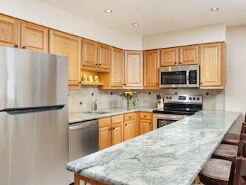 Premier Condo, Fireplace (Montaneros 314)