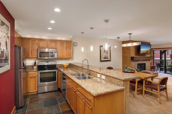 Premier Condo, Fireplace (Montaneros 212)