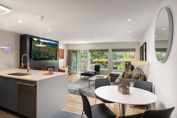 Signature Condo, Air conditioning (Montaneros 214)