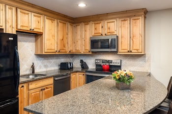 Premier Condo, Fireplace (Montaneros 317)