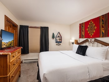 Premier Room, Fireplace (Montaneros 211)