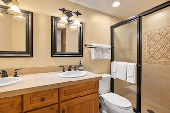 Signature Condo, Fireplace (Montaneros 420)