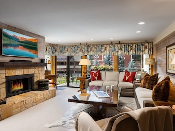 Signature Condo, Fireplace (Montaneros 218)