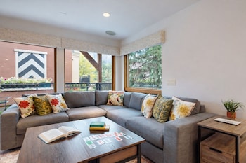 Signature Condo, Fireplace (Montaneros 222)