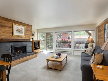Premier Condo, Fireplace (Montaneros 311)