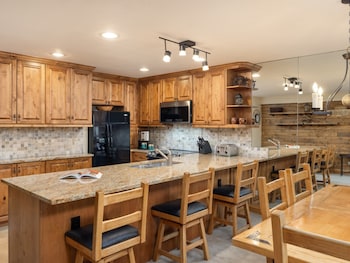 Signature Condo, Fireplace (Montaneros 312)