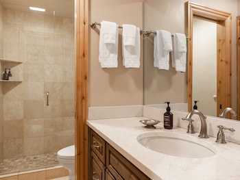 Signature Condo, Fireplace (Montaneros 220)
