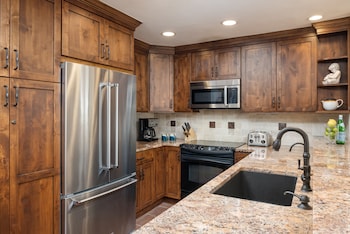 Premier Condo, Fireplace (Montaneros 408)