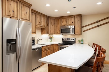 Signature Condo, Fireplace (Montaneros 220)