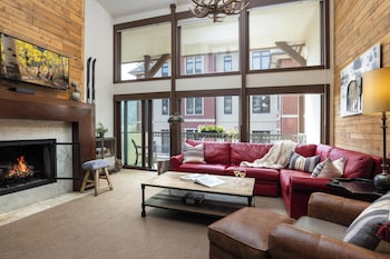 Signature Condo, Fireplace (Montaneros 421)