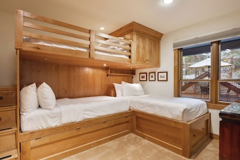 Premier Condo, Fireplace (Montaneros 212)