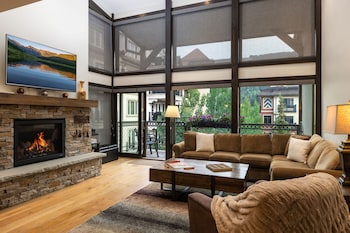 Signature Condo, Fireplace (Montaneros 402)
