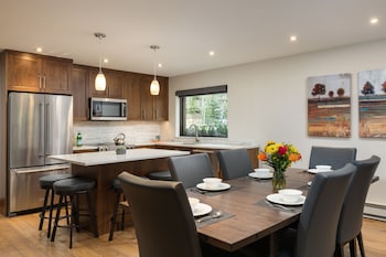 Signature Condo, Fireplace (Montaneros 402)