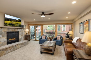 Signature Condo, Fireplace (Montaneros 220)